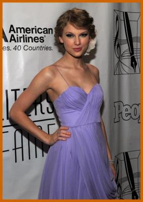 Taylor Swift Tiny Cleavage At '10 Songrwiters Hall of Fame